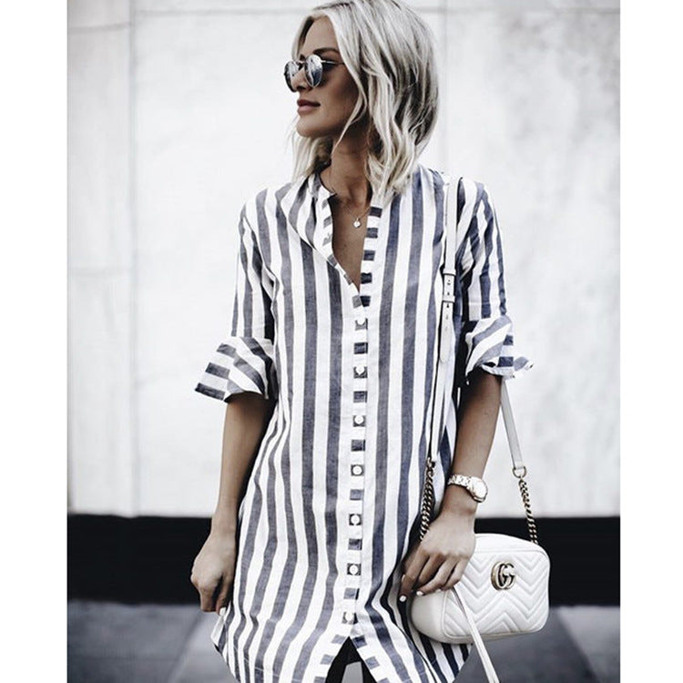 Damen nan gestreiftes Tunika-Minikleid mit durchgehender Knopfleiste, dreiviertel-Volantärmeln und Frontschlitz Echo Archiv