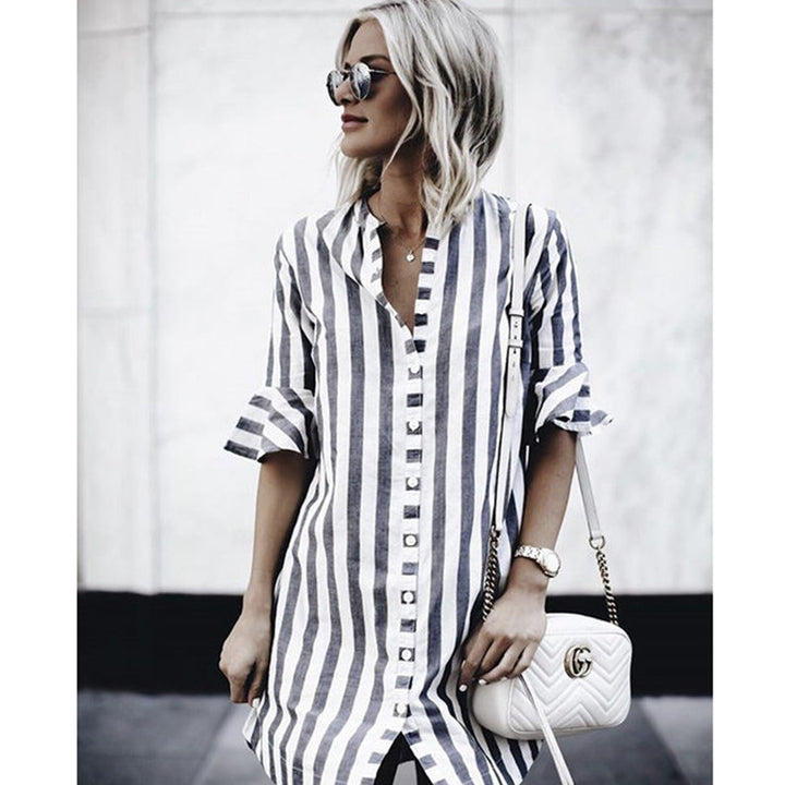 Damen nan gestreiftes Tunika-Minikleid mit durchgehender Knopfleiste, dreiviertel-Volantärmeln und Frontschlitz Echo Archiv