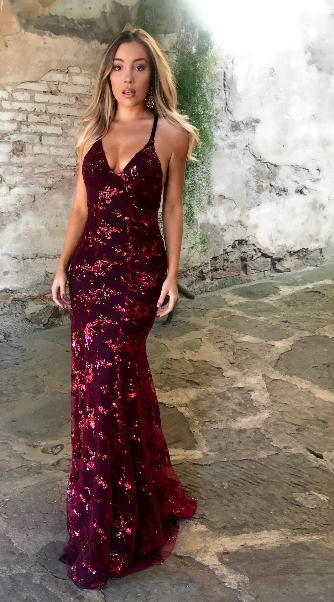 Glamouröses Damen Abendkleid mit Filigraner Paillettenverzierung und Elegantem Rückenschnitt für Abendveranstaltungen | Echoarchiv
