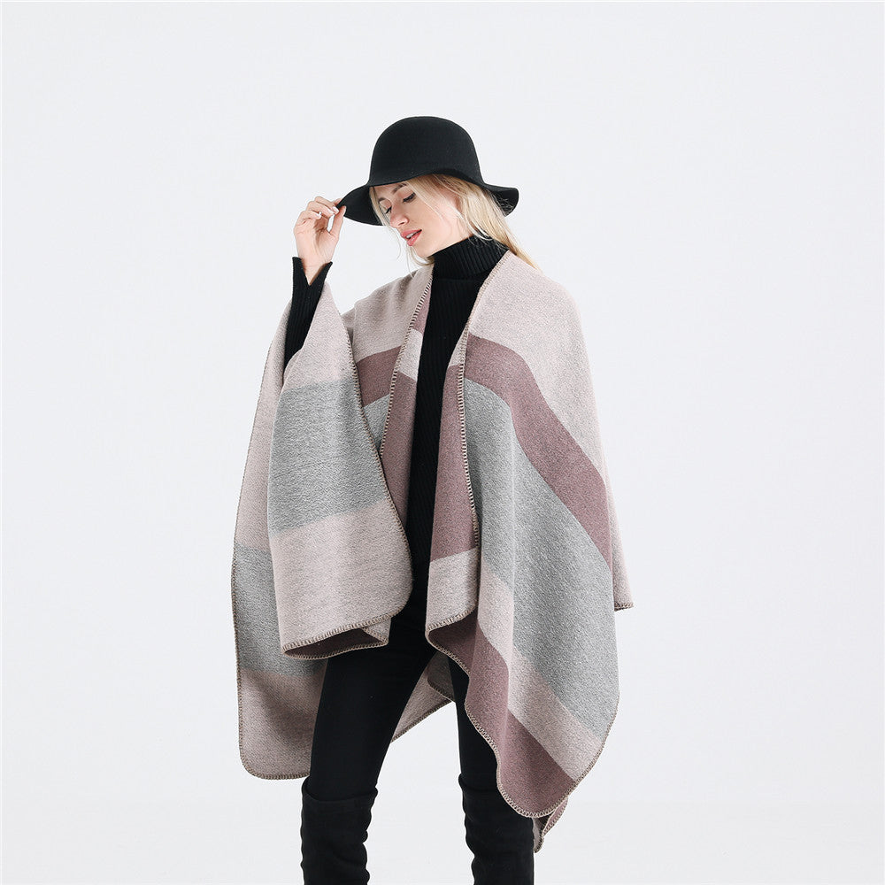 Damen Oversize‑Ruana‑Poncho aus Wollmix mit geometrischem Blockjacquard und V‑Ausschnitt – Veloura