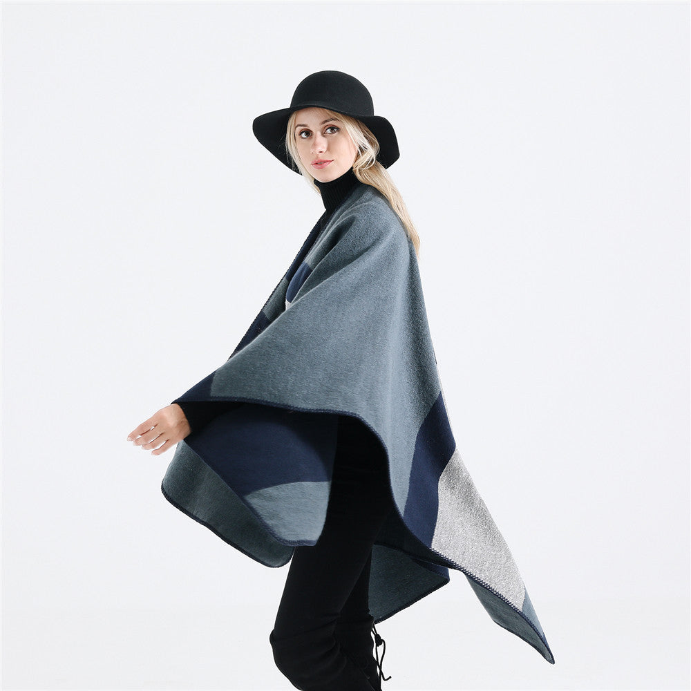 Damen Oversize‑Ruana‑Poncho aus Wollmix mit geometrischem Blockjacquard und V‑Ausschnitt – Veloura