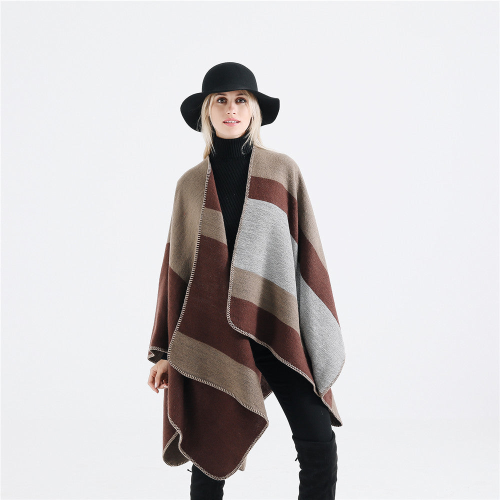 Damen Oversize‑Ruana‑Poncho aus Wollmix mit geometrischem Blockjacquard und V‑Ausschnitt – Veloura
