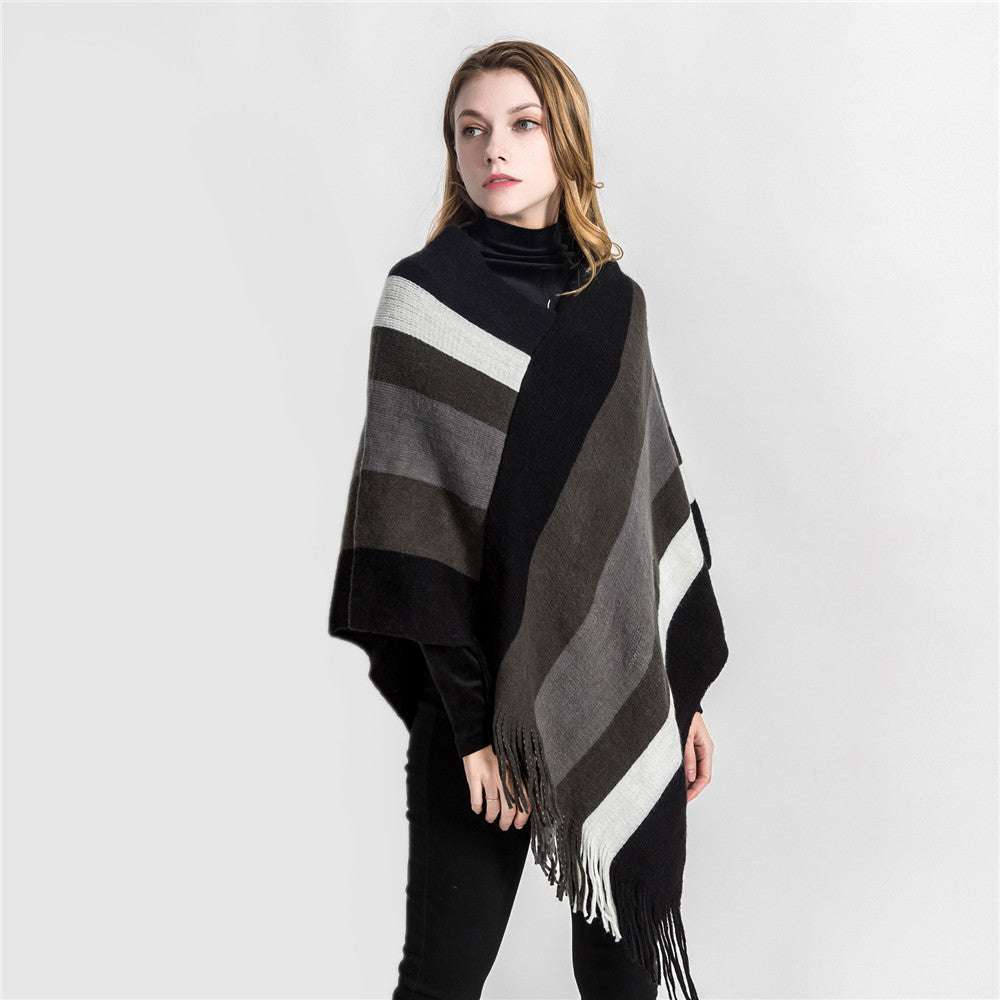 Damen Oversize‑Strickruana mit Fransensaum und diagonaler Blockstreifen‑Optik Echo Archiv