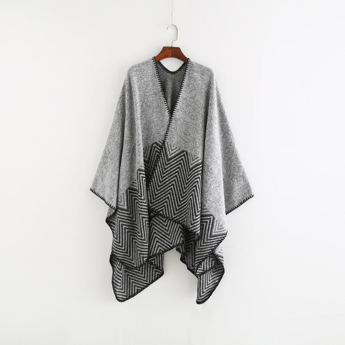 Damen Offener Ruana-Poncho im Oversize mit Chevron-Jacquard und Ziernaht – Célinea