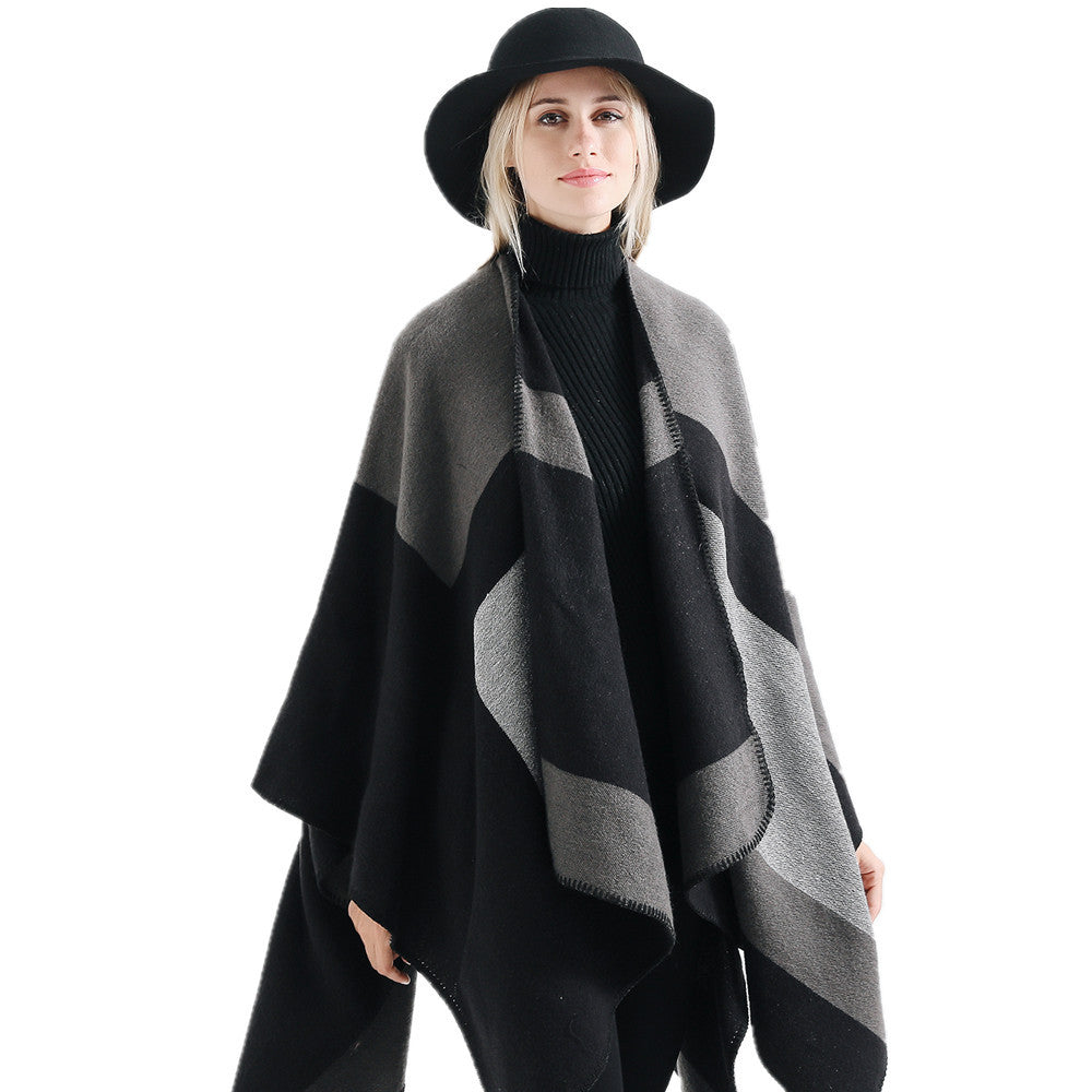 Damen Oversize‑Ruana‑Poncho aus Wollmix mit geometrischem Blockjacquard und V‑Ausschnitt – Veloura