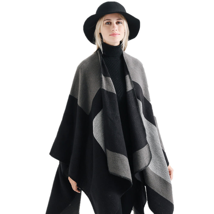 Damen Oversize‑Ruana‑Poncho aus Wollmix mit geometrischem Blockjacquard und V‑Ausschnitt – Veloura