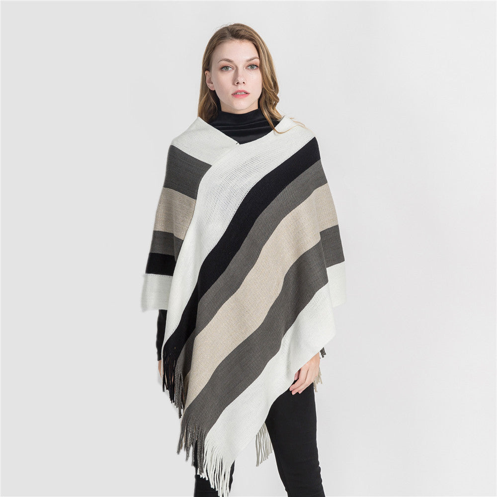 Damen Oversize‑Strickruana mit Fransensaum und diagonaler Blockstreifen‑Optik Echo Archiv