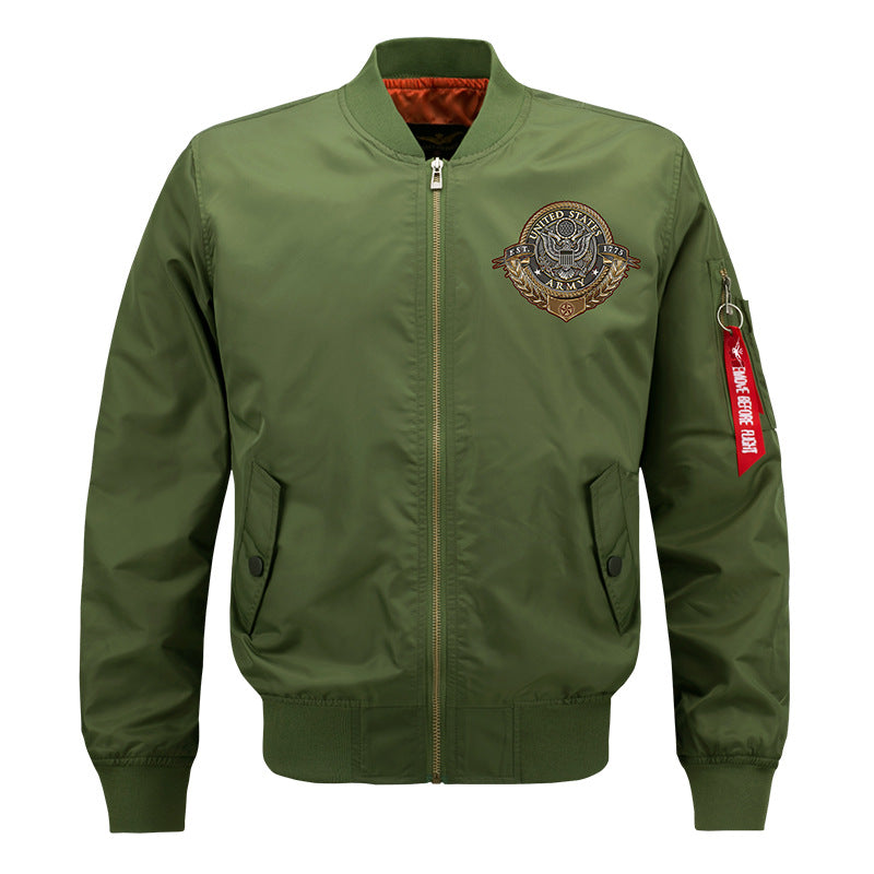 Männliche  von der Luftfahrt inspirierte Bomberjacke mit Vorderreißverschluss, gesticktem Wappen und charakteristischem Ärmelschild Echo Archiv