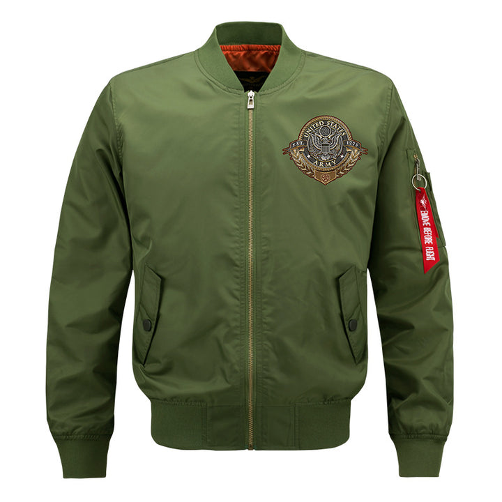 Männliche  von der Luftfahrt inspirierte Bomberjacke mit Vorderreißverschluss, gesticktem Wappen und charakteristischem Ärmelschild Echo Archiv