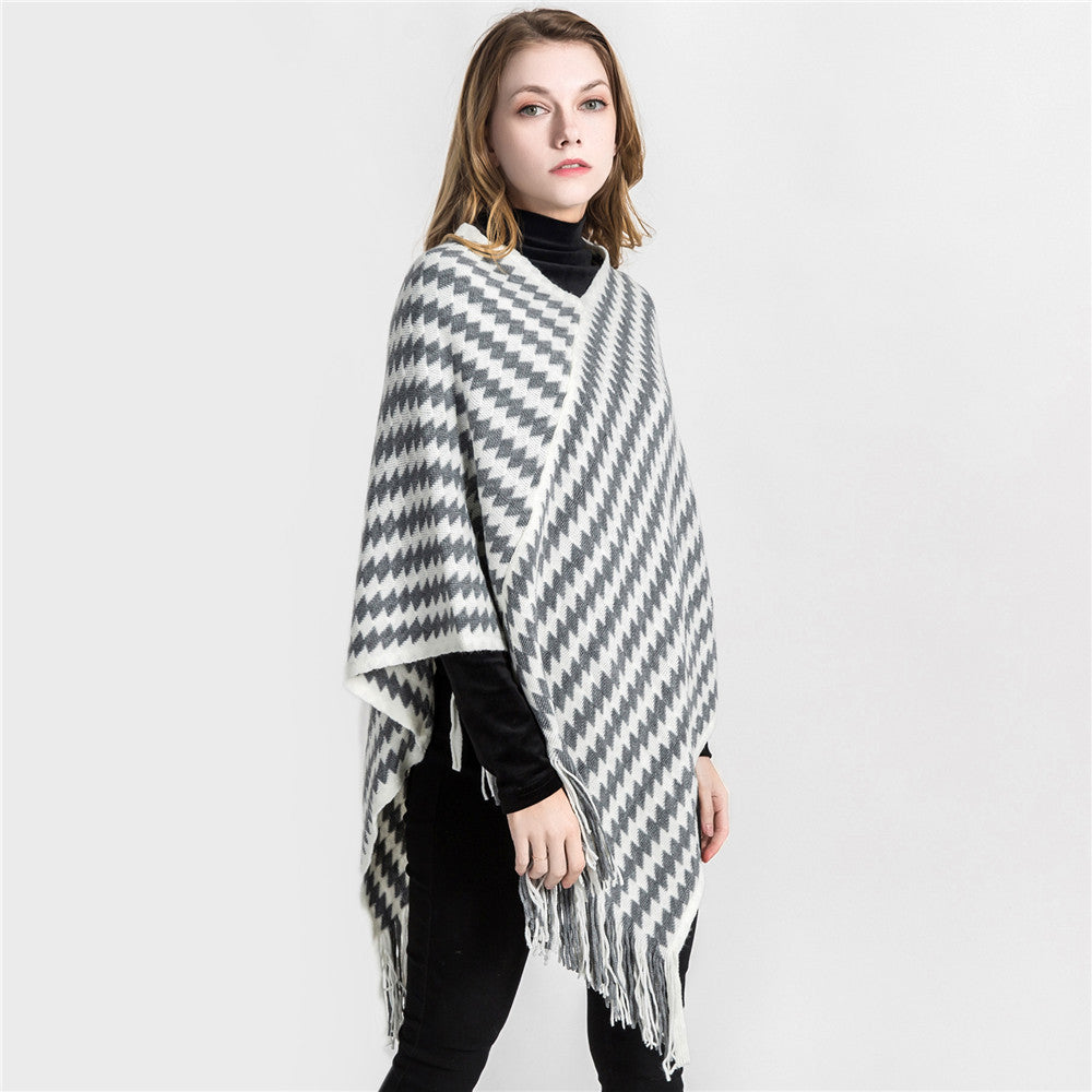Damen Kaschmir‑Touch Ruana‑Poncho mit Zickzack‑Jacquard und Fransensaum Echo Archiv