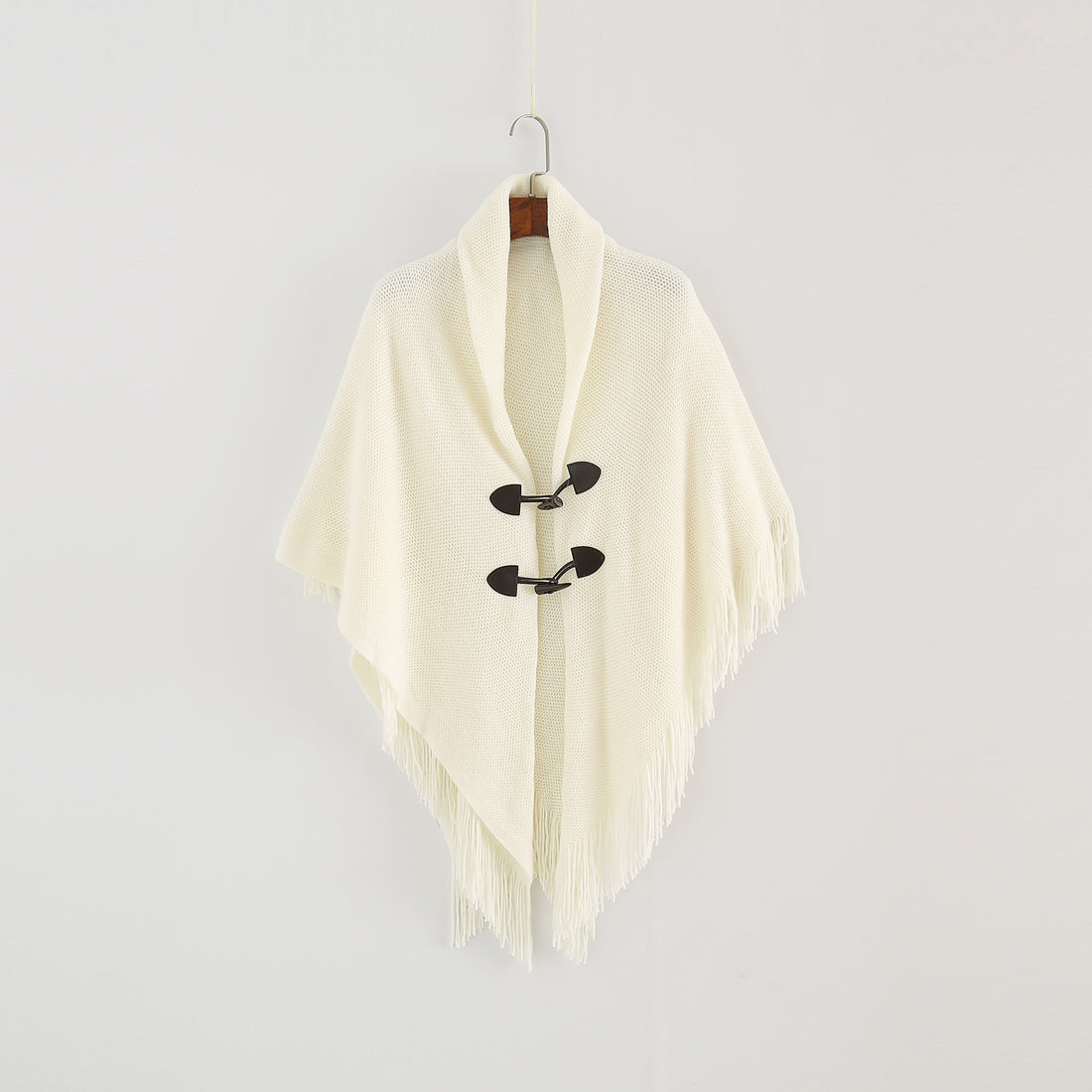 Damen Strick-Ruana-Poncho mit Schalkragen, Knebelverschlüssen und Fransensaum – Veloura