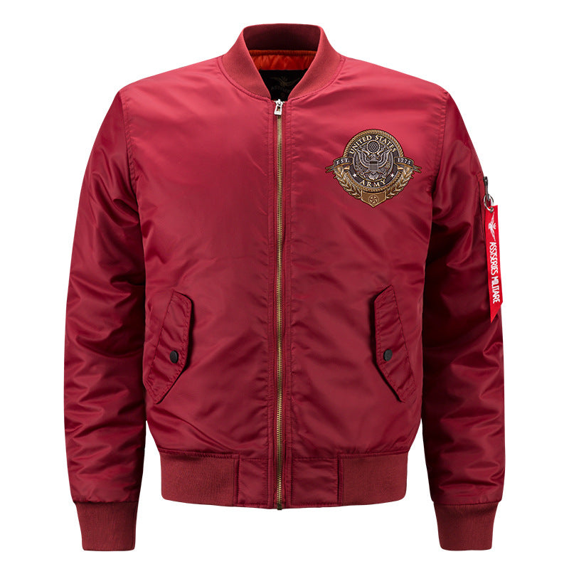 Männliche  von der Luftfahrt inspirierte Bomberjacke mit Vorderreißverschluss, gesticktem Wappen und charakteristischem Ärmelschild Echo Archiv