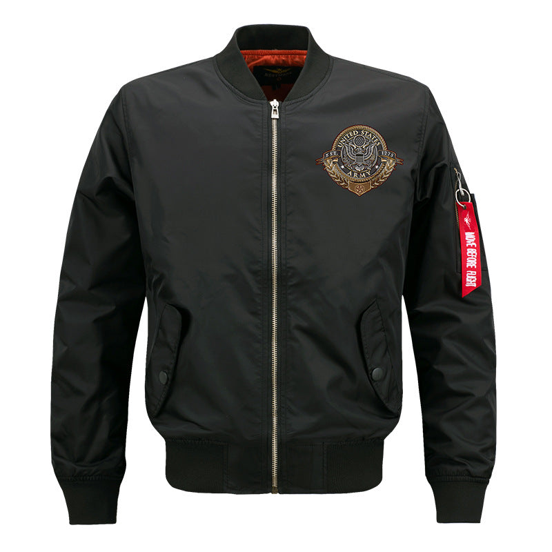 Männliche  von der Luftfahrt inspirierte Bomberjacke mit Vorderreißverschluss, gesticktem Wappen und charakteristischem Ärmelschild Echo Archiv