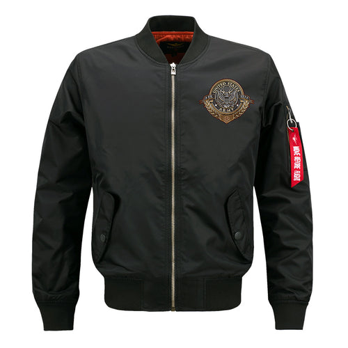 Männliche  von der Luftfahrt inspirierte Bomberjacke mit Vorderreißverschluss, gesticktem Wappen und charakteristischem Ärmelschild Echo Archiv