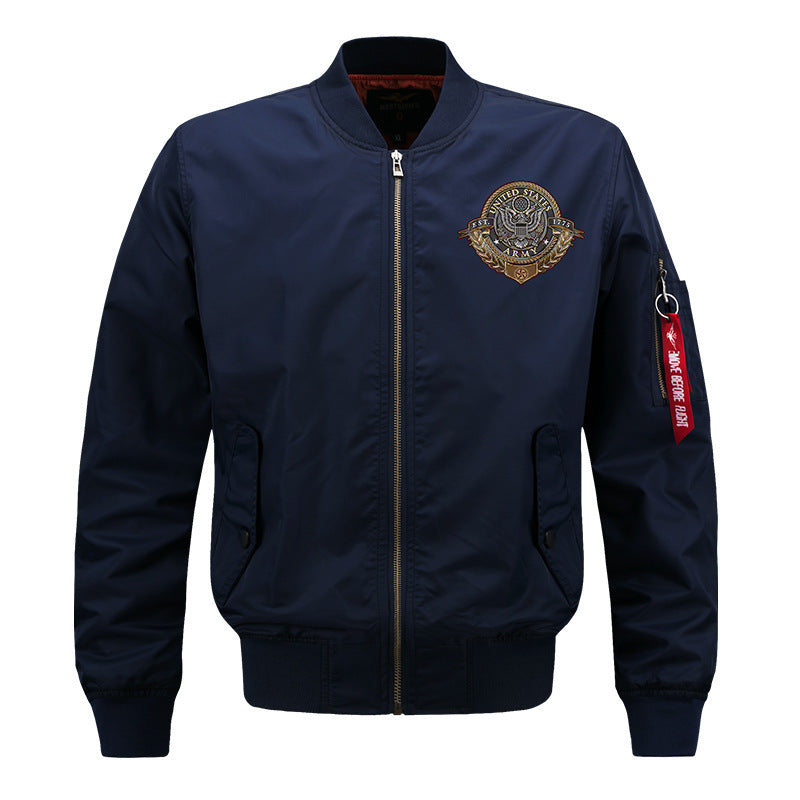 Männliche  von der Luftfahrt inspirierte Bomberjacke mit Vorderreißverschluss, gesticktem Wappen und charakteristischem Ärmelschild Echo Archiv