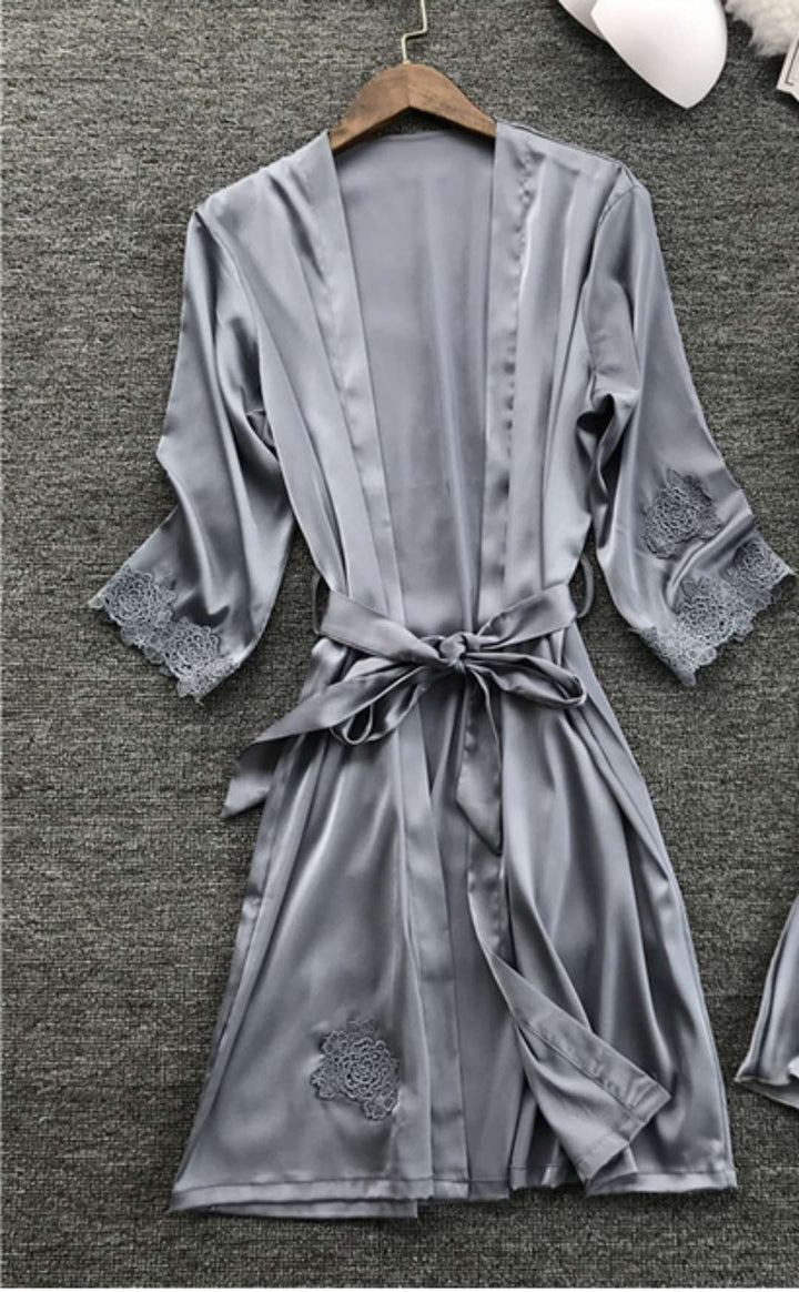 Damen Satin Hausmantel mit feinen Spitzenakzenten und verstellbarem Gürtel Echo Archiv