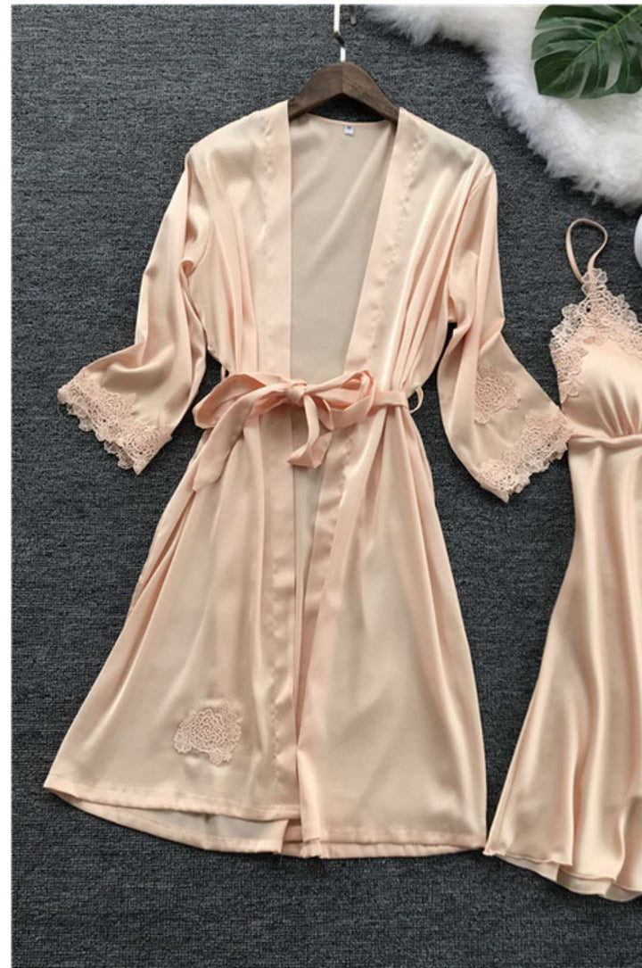 Damen Satin Hausmantel mit feinen Spitzenakzenten und verstellbarem Gürtel Echo Archiv