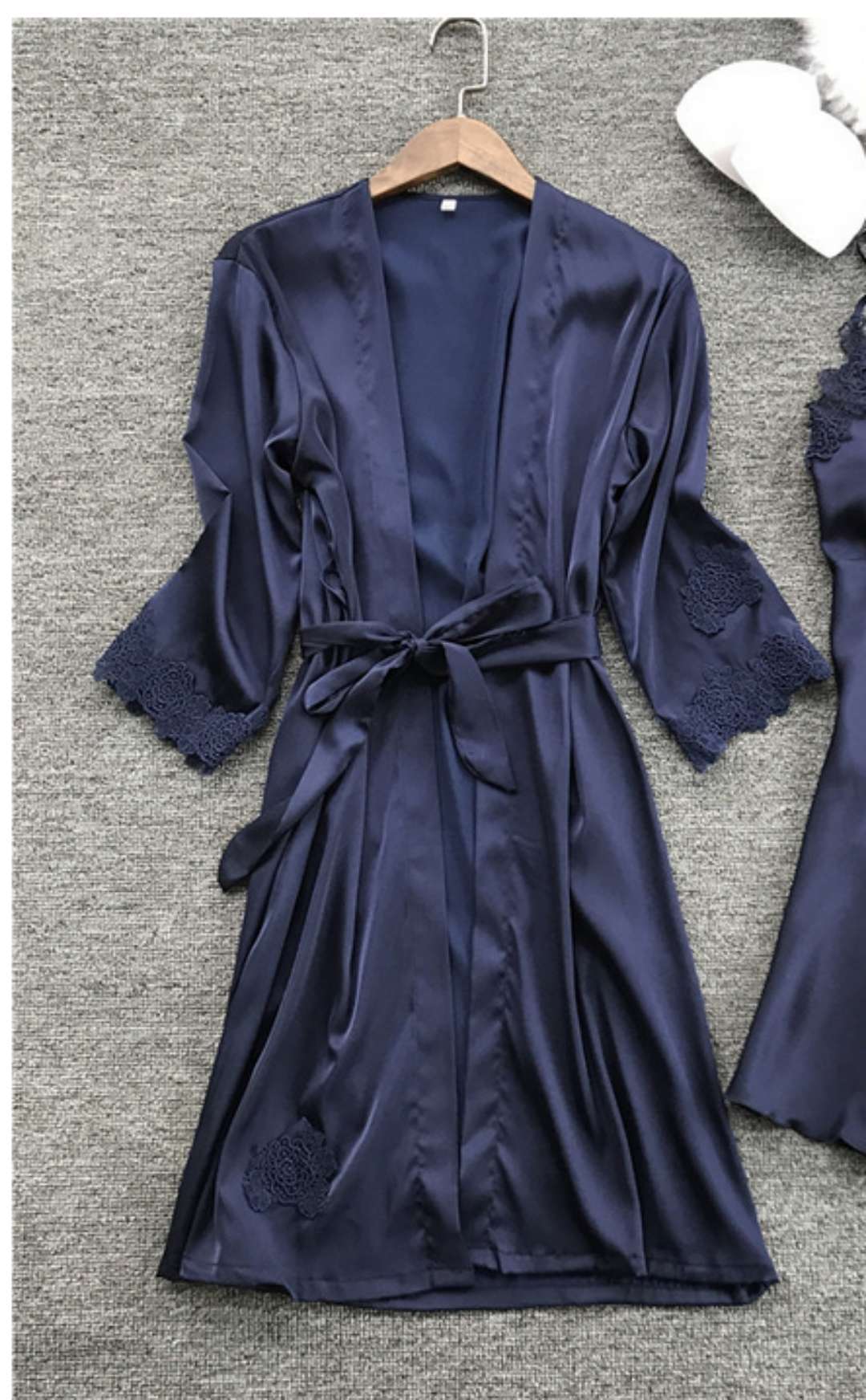 Damen Satin Hausmantel mit feinen Spitzenakzenten und verstellbarem Gürtel Echo Archiv