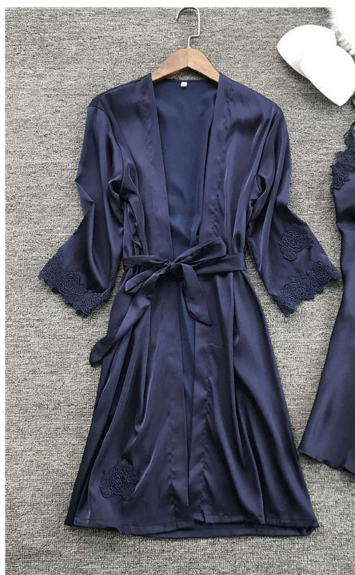 Damen Satin Hausmantel mit feinen Spitzenakzenten und verstellbarem Gürtel Echo Archiv