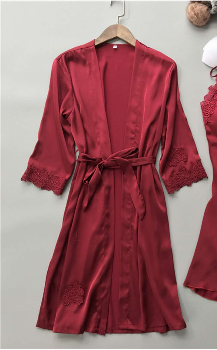 Damen Satin Hausmantel mit feinen Spitzenakzenten und verstellbarem Gürtel Echo Archiv