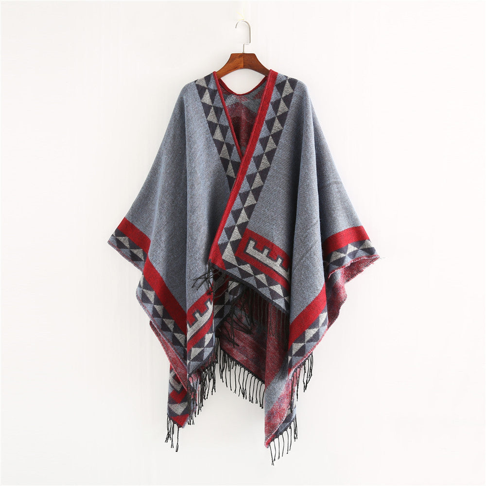 Damen Grobstrick-Poncho im Wickelstil mit Dreieck-Jacquard und Fransensaum – Avérine