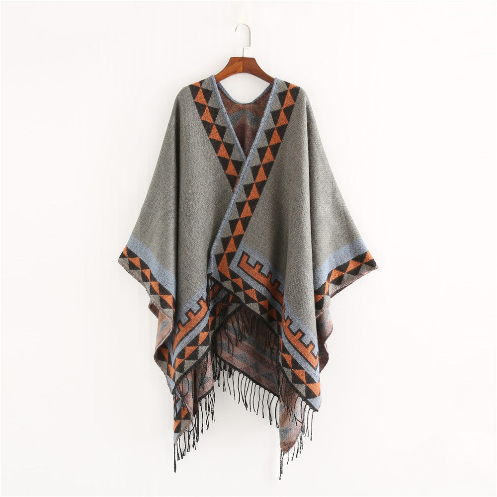 Damen Grobstrick-Poncho im Wickelstil mit Dreieck-Jacquard und Fransensaum – Avérine