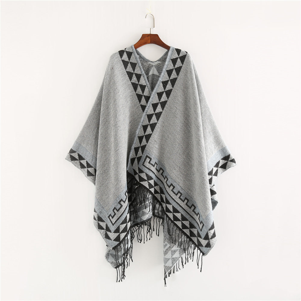 Damen Grobstrick-Poncho im Wickelstil mit Dreieck-Jacquard und Fransensaum – Avérine
