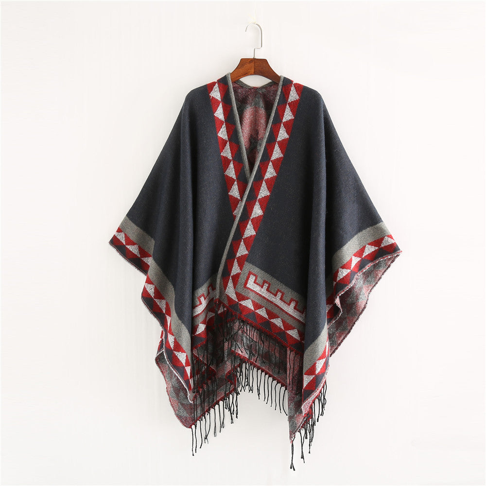 Damen Grobstrick-Poncho im Wickelstil mit Dreieck-Jacquard und Fransensaum – Avérine