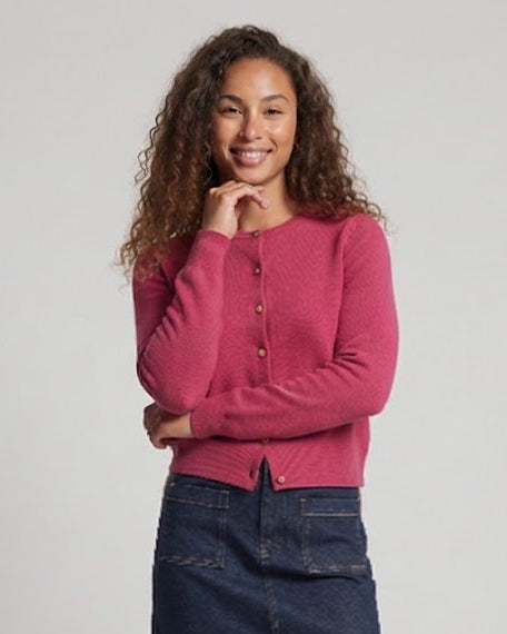 Damen Boxy-Knopfcardigan aus feinem Strick mit goldschimmernden Schmuckknöpfen und gerippten Abschlüssen Echoarchiv