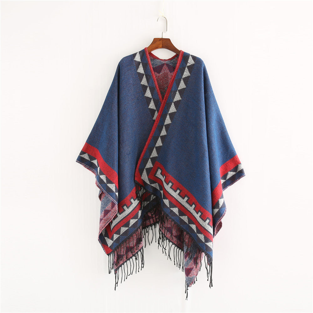 Damen Grobstrick-Poncho im Wickelstil mit Dreieck-Jacquard und Fransensaum – Avérine
