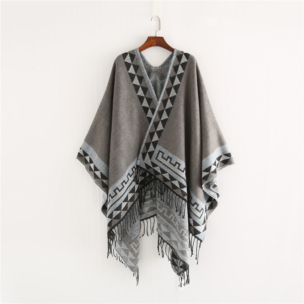 Damen Grobstrick-Poncho im Wickelstil mit Dreieck-Jacquard und Fransensaum – Avérine