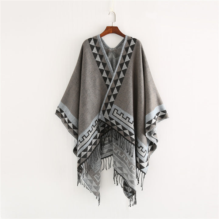 Damen Grobstrick-Poncho im Wickelstil mit Dreieck-Jacquard und Fransensaum – Avérine