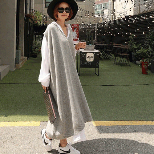 Damen Oversize Strick-Maxikleid im Weste-Look mit tiefem V-Ausschnitt und seitlichen Schlitzen – Valéora