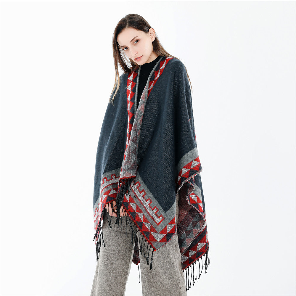 Damen Grobstrick-Poncho im Wickelstil mit Dreieck-Jacquard und Fransensaum – Avérine