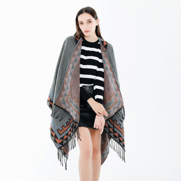 Damen Grobstrick-Poncho im Wickelstil mit Dreieck-Jacquard und Fransensaum – Avérine