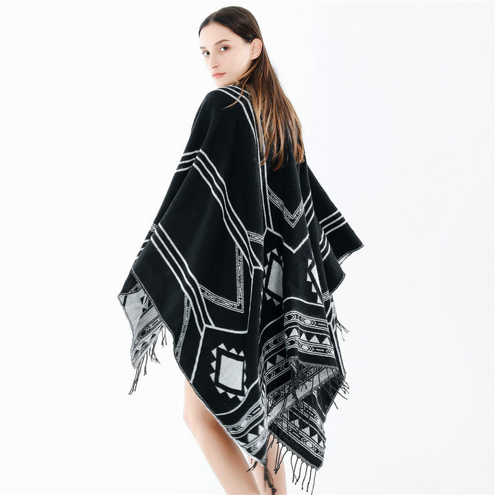 Unisex Ethno-Poncho aus weichem Strick mit Fransen und geometrischem Muster – Taviero