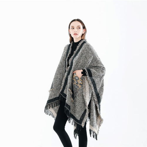 Damen Oversize-Ruana-Poncho im wolligen Mix mit Fransen und Kontrastkante – Montévia