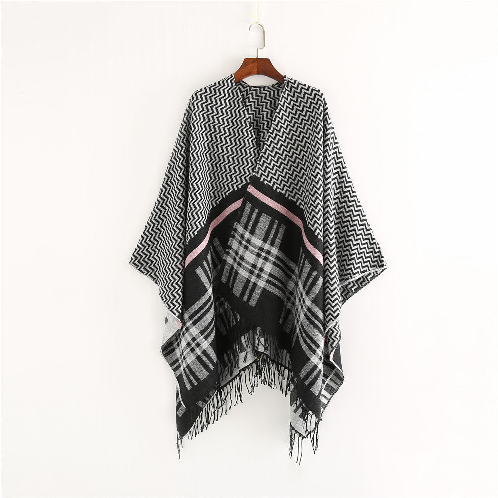 Damen Oversize-Umhangponcho aus Wollmix mit Karomuster, Zickzackjacquard und Fransensaum – Célinea