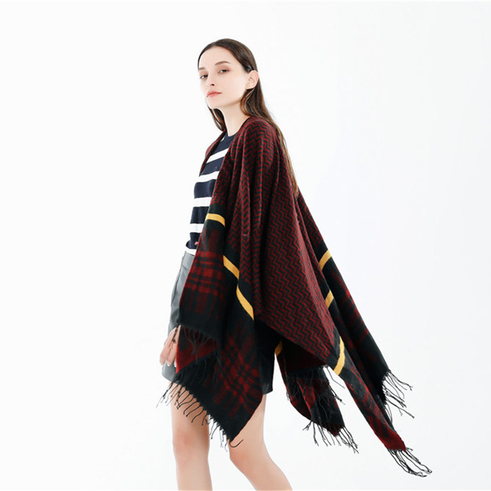 Damen Oversize-Umhangponcho aus Wollmix mit Karomuster, Zickzackjacquard und Fransensaum – Célinea