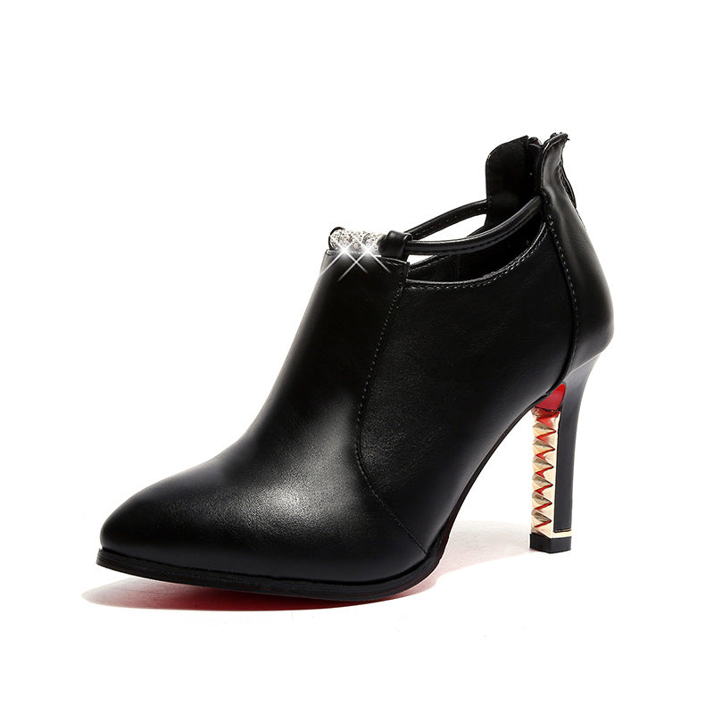 Damen nan elegante knöchelhohe Stiefelette mit spitzer Form Schmuckriemen und goldbesetztem Stilettoabsatz Echo Archiv