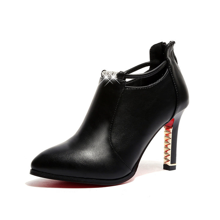Damen nan elegante knöchelhohe Stiefelette mit spitzer Form Schmuckriemen und goldbesetztem Stilettoabsatz Echo Archiv