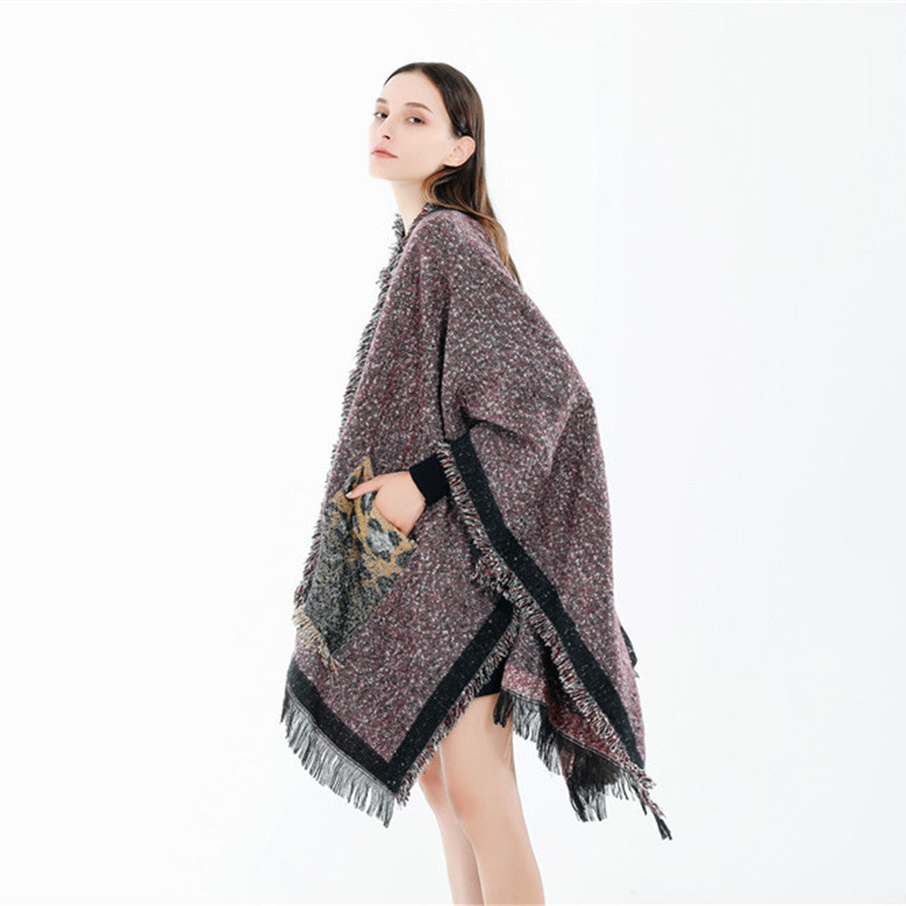 Damen Oversize-Ruana-Poncho im wolligen Mix mit Fransen und Kontrastkante – Montévia