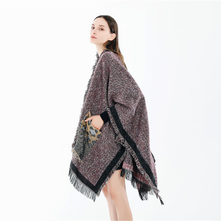 Damen Oversize-Ruana-Poncho im wolligen Mix mit Fransen und Kontrastkante – Montévia