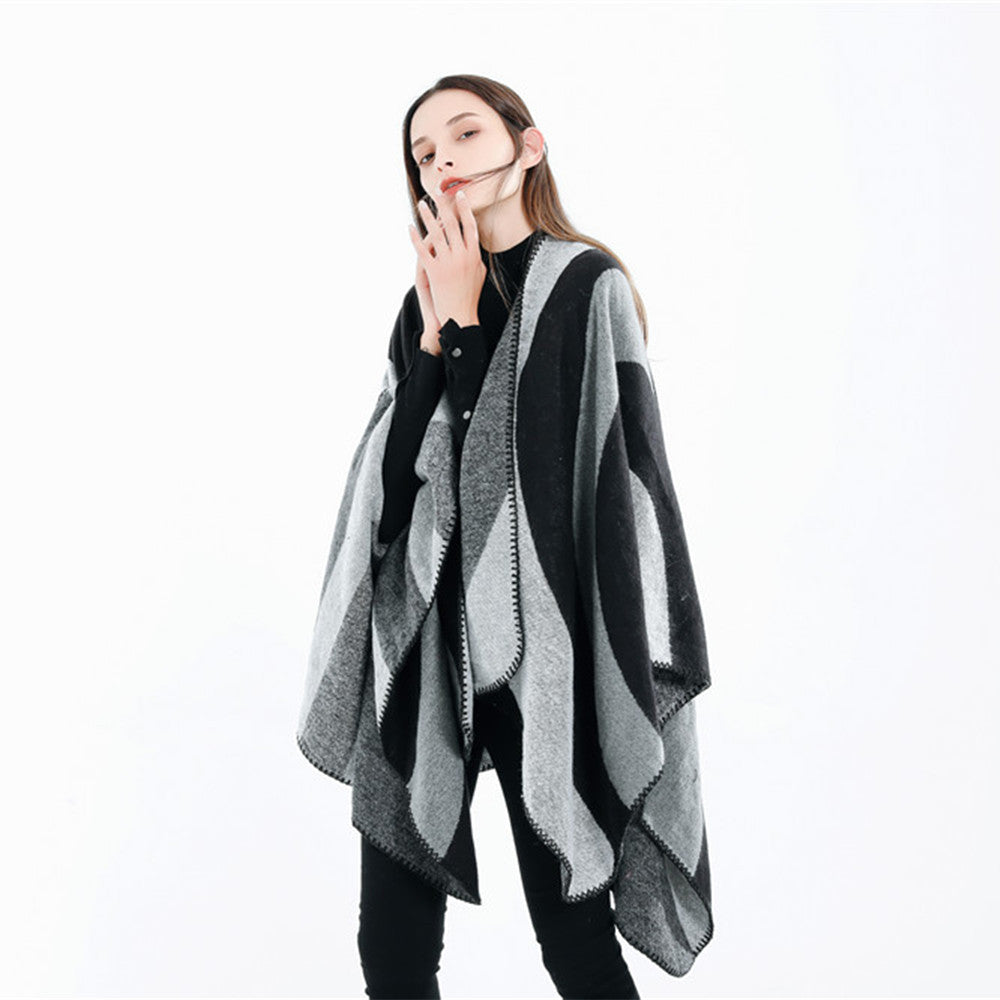 Damen Weichfallender Cape‑Überwurf im Oversize‑Ruana‑Stil mit kontrastierenden Rundflächen und Zierkettnaht – Célinea