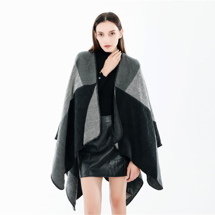 Damen Weichfallender Cape‑Überwurf im Oversize‑Ruana‑Stil mit kontrastierenden Rundflächen und Zierkettnaht – Célinea