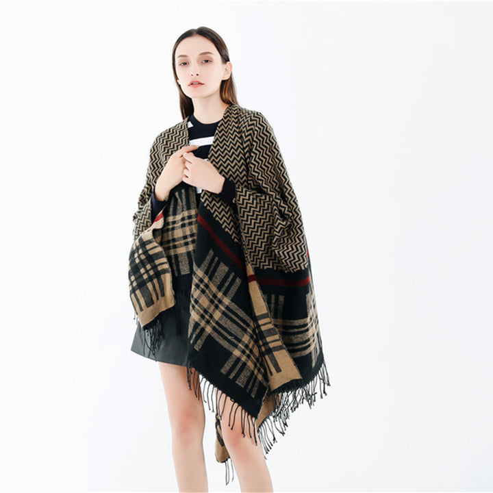 Damen Oversize-Umhangponcho aus Wollmix mit Karomuster, Zickzackjacquard und Fransensaum – Célinea