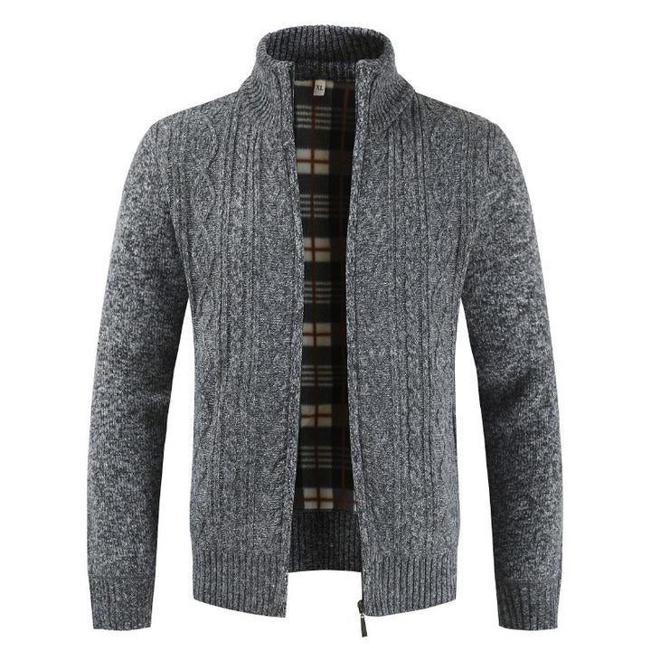 Herren Strickjacke mit Stehkragen und modernem Zopfmuster Echoarchiv