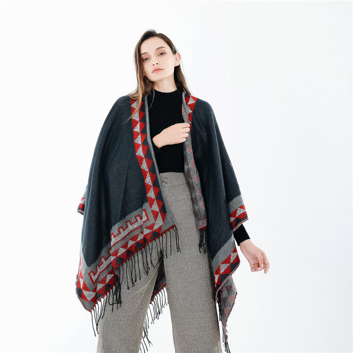 Damen Grobstrick-Poncho im Wickelstil mit Dreieck-Jacquard und Fransensaum – Avérine