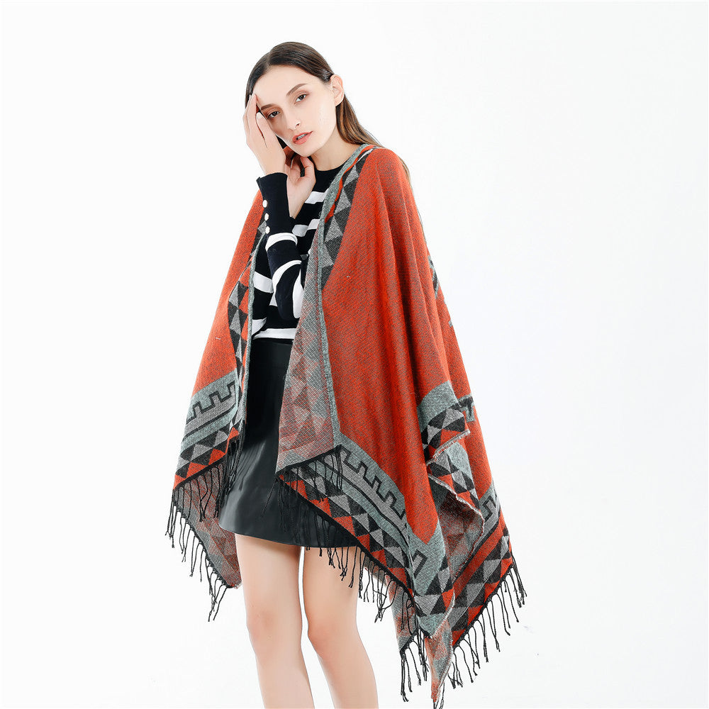 Damen Grobstrick-Poncho im Wickelstil mit Dreieck-Jacquard und Fransensaum – Avérine