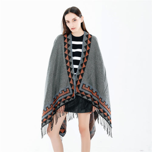 Damen Grobstrick-Poncho im Wickelstil mit Dreieck-Jacquard und Fransensaum – Avérine